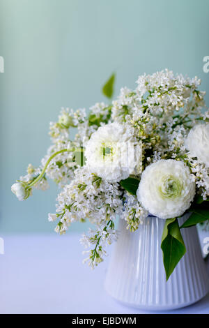 Arrangement de fleurs de printemps avec fleurs lilas et blanc ranunculus Banque D'Images