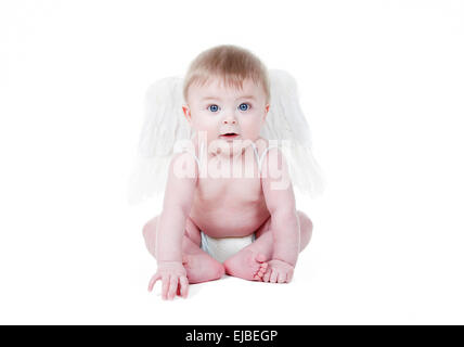 Mignon bébé cupidon avec angel ailes devant un fond blanc Banque D'Images