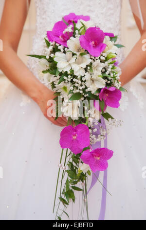 Bouquet de roses et orchidées blanches Banque D'Images