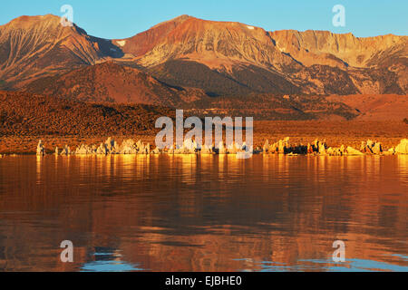 Orange flamboyant coucher du soleil, le lac Mono Banque D'Images