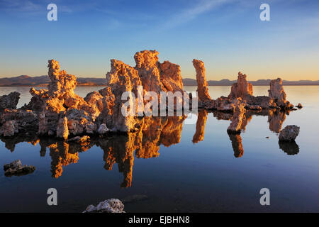 Coucher du soleil orange sur le lac Mono Banque D'Images