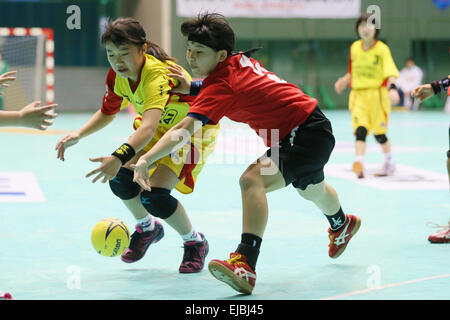 L-R) (Phenix), Tokai (Corazon Jr), le 22 mars 2015, le handball : JHL Junior League finale entre femmes Corazon Ryukyu Jr. - Acier Daido Phenix Tokai au gymnase Komazawa à Tokyo, Japon. © Yohei Osada/AFLO SPORT/Alamy Live News Banque D'Images