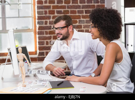 Redacteurs using computer in office Banque D'Images