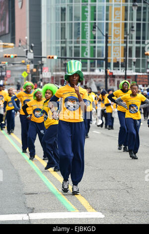 Les étudiants de l'école Charte P. Thomas Marion's Magnificent Marching Tigers effectuer lors d'un défilé de 2013 à Newark, New Jersey USA Banque D'Images