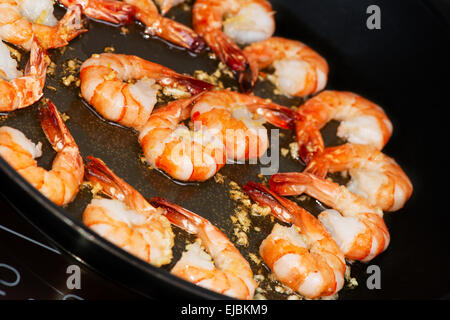 La cuisson des crevettes frites dans la poêle Banque D'Images