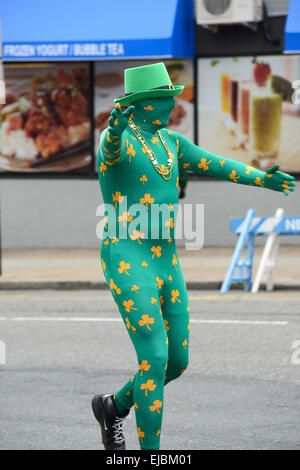 Sur un homme habillé en vert avec du jaune du Shamrock seconde peau body string pendant le jour de la Saint Patrick 2013 Parade. Newark, New Jersey Banque D'Images