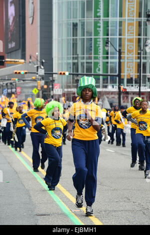 Les étudiants de l'école Charte P. Thomas Marion's Magnificent Marching Tigers effectuer lors d'un défilé de 2013 à Newark, New Jersey USA Banque D'Images