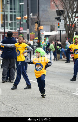 Les étudiants de l'école Charte P. Thomas Marion's Magnificent Marching Tigers effectuer lors d'un défilé de 2013 à Newark, New Jersey USA Banque D'Images