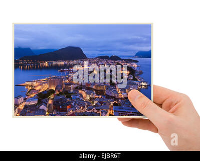 La Norvège la photographie de voyage dans la main (Alesund) Banque D'Images