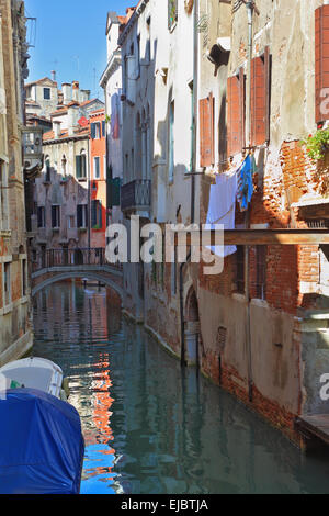 Le linge séchant sur le canal de la rue Banque D'Images