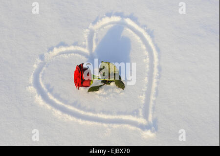 Coeur dessiné dans la neige comme symbole de l'amour Banque D'Images