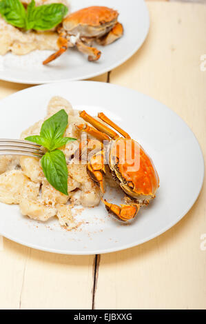 L'Italien gnocchi à la sauce aux fruits de mer avec le crabe et basilic Banque D'Images