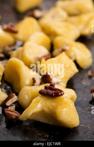 Gnocchi à la citrouille avec une sauce aux champignons Banque D'Images