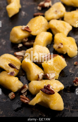 Gnocchi à la citrouille avec une sauce aux champignons Banque D'Images