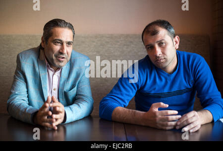 Berlin, Allemagne. Mar 22, 2015. Raed Al-Saleh (r), chef de la République siège de casques blancs (Syrie) et Dschihad Mahamid, gestionnaire des finances de la République de casques blancs, de commenter le travail de la République de casques blancs, une organisation d'aide médicale à partir de la Syrie à Berlin, Allemagne, 22 mars 2015. Photo : Bernd von Jutrczenka/dpa/Alamy Live News Banque D'Images