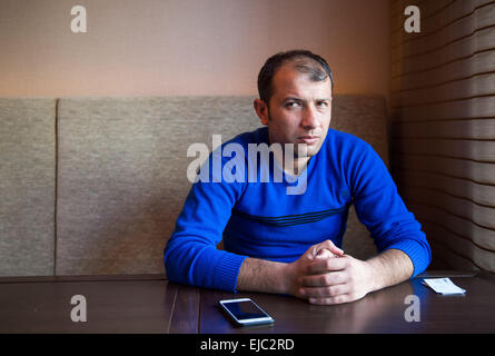 Berlin, Allemagne. Mar 22, 2015. Raed Al-Saleh (r), chef de la République siège de casques blancs (Syrie), des commentaires sur le travail de la République de casques blancs, une organisation d'aide médicale à partir de la Syrie à Berlin, Allemagne, 22 mars 2015. Photo : Bernd von Jutrczenka/dpa/Alamy Live News Banque D'Images