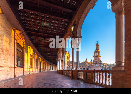 Plaza de Espana Espagne Séville Séville, au coucher du soleil. Vue de la tour sud du bâtiment principal. Banque D'Images