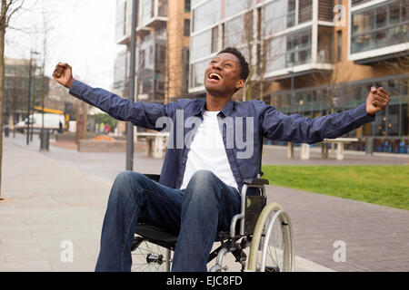 Une jeune personne en fauteuil roulant en fête. Banque D'Images