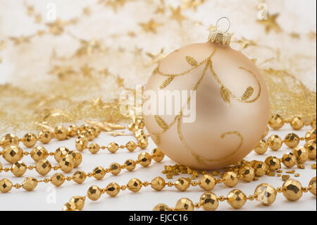 Décoration de Noël avec des paillettes d'or ball Banque D'Images