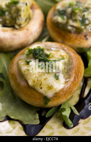 De délicieux champignons farcis au fromage et pesto Banque D'Images
