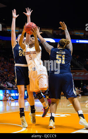 23 mars 2015 : Ariel Massengale # 5 de la Tennessee Lady bénévoles tire la balle contre Cora McManus # 51 et # 24 Wignot Monica de la Pittsburgh Panthers au cours de la 2015 NCAA Division 1 féminine Championnat de basket-ball en 2e match entre l'Université de Pittsburgh Panthers et l'Université du Tennessee Lady Vols à Thompson-Boling Arena de Knoxville TN Banque D'Images