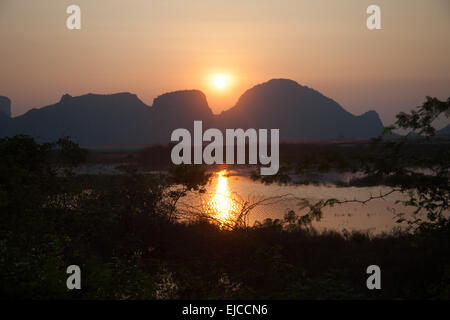 Coucher du soleil à Khao Sam Roi Yot National Park Banque D'Images