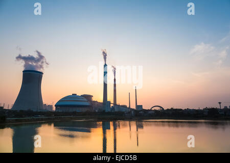 Centrale thermique au crépuscule Banque D'Images