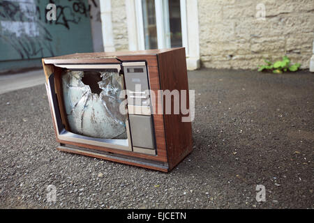 Une vieille télé cassée à gauche sur la rue. Banque D'Images