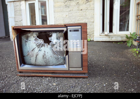 Une vieille télé cassée à gauche sur la rue. Banque D'Images