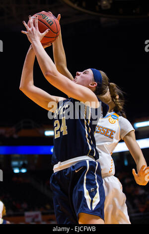 23 mars 2015 : Monica Wignot # 24 de la Pittsburgh Panthers tente de tirer la balle contre Nia Moore # 1 de la Tennessee Lady bénévoles pendant l 2015 NCAA Division 1 féminine Championnat de basket-ball en 2e match entre l'Université de Pittsburgh Panthers et l'Université du Tennessee Lady Vols à Thompson-Boling Arena de Knoxville TN Banque D'Images