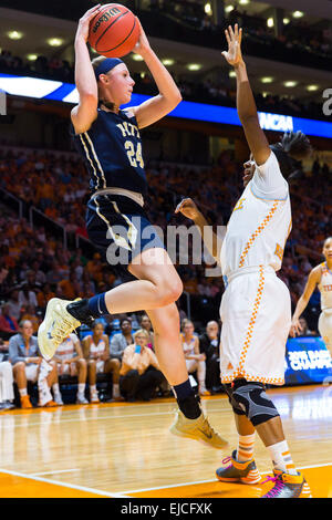 23 mars 2015 : Monica Wignot # 24 de la Pittsburgh Panthers tente d'enregistrer la balle contre Ariel Massengale # 5 de la Tennessee Lady bénévoles pendant l 2015 NCAA Division 1 féminine Championnat de basket-ball en 2e match entre l'Université de Pittsburgh Panthers et l'Université du Tennessee Lady Vols à Thompson-Boling Arena de Knoxville TN Banque D'Images