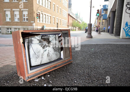 Une vieille télé cassée à gauche sur la rue. Banque D'Images