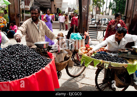 Les hommes Vente de fruits à Bangalore Banque D'Images