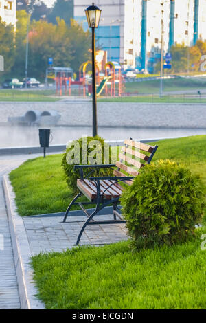 Banc en bois sur la promenade de la baie de la mer Banque D'Images