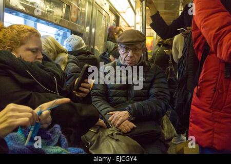 Les passagers sur le métro de New York, Manhattan, USA Banque D'Images