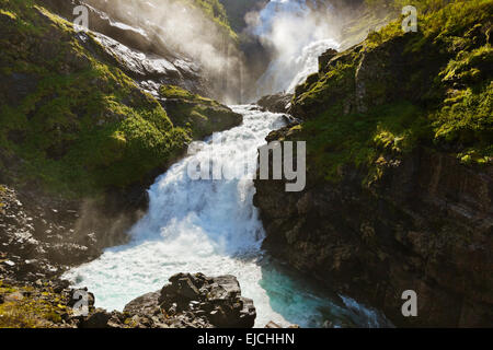 Cascade Kjosfossen géant dans Flam - Norvège Banque D'Images