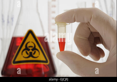 Goutte rouge dans le verre au laboratoire de chimie Banque D'Images