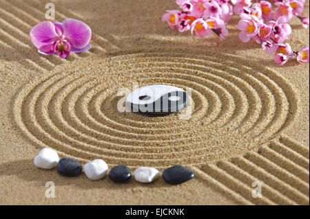 Jardin zen japonais avec Yin Yang dans le sable Banque D'Images