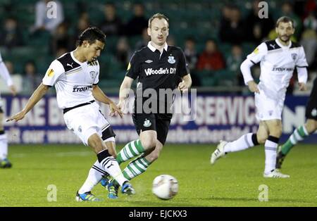 0311 2011 2011 2012 Saison Ligue 4 phase de groupes de la journée un groupe de Dublin Tallaght Stadium contre Shamrock Rovers PAOK Salonique PAOK a gagné le match sur le score de 1-3. Diego Arias de Thessalonique à gauche sur l'objectif pour un cliché. Banque D'Images