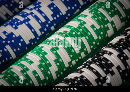 Des jetons de poker dans une rangée Close Up Banque D'Images