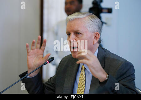 Phnom Penh, Cambodge. 24Th Mar, 2015. Banque asiatique de développement (BASD) Directeur de pays pour le Cambodge Eric Sidgwick parle lors d'une conférence de presse à Phnom Penh, Cambodge, 24 mars 2015. L'économie du Cambodge continuera de s'étendre en 2015 et 2016 due aux exportations et le tourisme, un assouplissement de la politique intérieure et du travail, les tensions et les coûts du combustible, la BAD a déclaré mardi. © Sovannara/Xinhua/Alamy Live News Banque D'Images