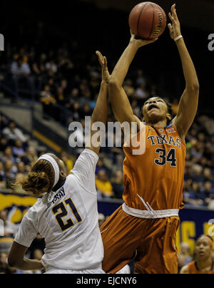 USA Berkeley CA. Mar 22, 2015. Texas 6-7 C #  34Gee-Stafford Studioakeina Mc bataille dans l'prendre un coup de peinture sur Cal's n° 21 Reshanda Gray lors du championnat NCAA de basket-ball des femmes Deuxième tour entre le Texas longhorns et California Golden Bears 73-70 gagner à Berkeley en Californie Pavillon Hass © csm/Alamy Live News Banque D'Images