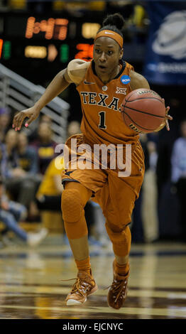 USA Berkeley CA. Mar 22, 2015. Texas G #  1 Empress Davenport ramener le ballon vers le bas sur une pause rapide au cours du championnat NCAA de basket-ball des femmes Deuxième tour entre le Texas longhorns et California Golden Bears 73-70 gagner à Berkeley en Californie Pavillon Hass © csm/Alamy Live News Banque D'Images