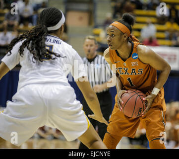 USA Berkeley CA. Mar 22, 2015. Texas G #  1 Empress Davenport recherche un coéquipier ouvert lors du championnat NCAA de basket-ball des femmes Deuxième tour entre le Texas longhorns et California Golden Bears 73-70 gagner à Berkeley en Californie Pavillon Hass © csm/Alamy Live News Banque D'Images