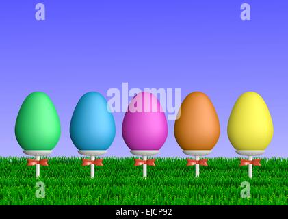 Les oeufs de Pâques colorés sur des bâtons dans l'herbe Banque D'Images