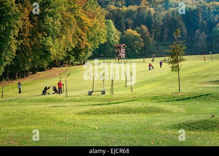 Magnifique parcours de golf sur une journée ensoleillée d'automne Banque D'Images