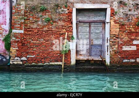 Vieille porte et mur de brique à Venise Banque D'Images