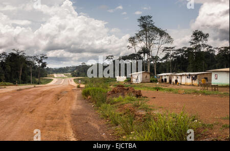 Travailleur de la construction des maisons dans la région de Oyala EG Banque D'Images