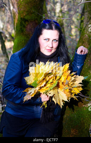 Fille de l'automne jouer à city park Banque D'Images