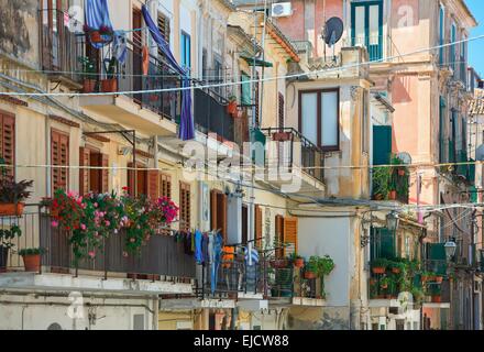 Un balcon urbain typique en Italie Banque D'Images